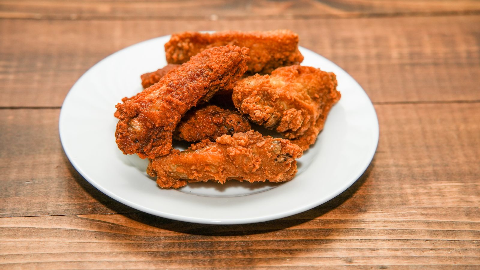 Crispy fried chicken wings